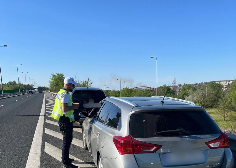 o soferita agresiva in trafic a sicanat alti soferi si a ignorat semnalele politistilor a fost amendata si a ramas fara permis 681879cbad9d1