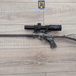 perchezitii la mai multi braconieri din judet politistii au descoperit o arma letala cu luneta confectionata artizanal dar si munitie 6835bed833ef7