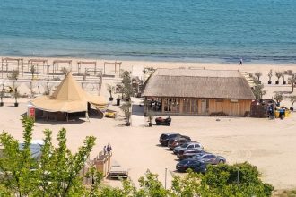 plaja neversea a ajuns parcare clandestina in lipsa politistilor locali in zona mai multe masini au fost parcate pe nisip 6821d1f0aa0b5