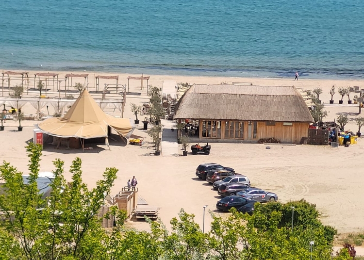 plaja neversea a ajuns parcare clandestina in lipsa politistilor locali in zona mai multe masini au fost parcate pe nisip 6821d1f0aa0b5