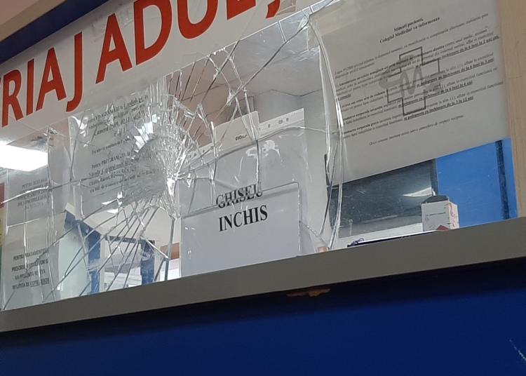 politia a intervenit la upu constanta un pacient baut a distrus geamul din triaj ghiseul a fost inchis temporar 681759b98698f