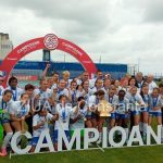 presedintele frf razvan burleanu le inmaneaza trofeul de campioane fotbalistelor de la farul constanta video 682f0ee953a12