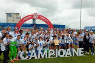 presedintele frf razvan burleanu le inmaneaza trofeul de campioane fotbalistelor de la farul constanta video 682f0ee953a12