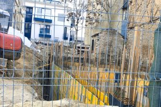 surprins in timp ce construia o fundatie fara autorizatie un constantean este la un pas sa desfiinteze tot instanta autorizeaza primarul sa intervina 682fc2290ce2a