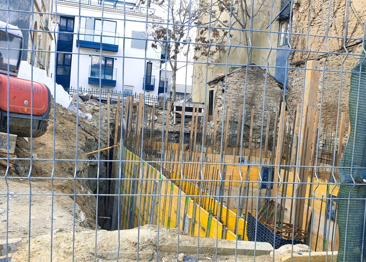 surprins in timp ce construia o fundatie fara autorizatie un constantean este la un pas sa desfiinteze tot instanta autorizeaza primarul sa intervina 682fc2290ce2a