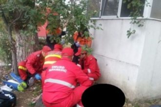 tragedie o adolescenta a cazut de la etajul 5 al unui bloc si a murit medicii nu au putut face nimic pentru a o salva 683abc1bb1537