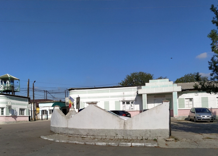 trei barbati si o femeie incatusati la poarta alba iata ce infractiuni au comis 681371e6c3f09