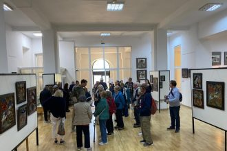 turisti americani fascinati de traditiile romanesti la muzeul de arta populara constanta foto 68223ecd98da0