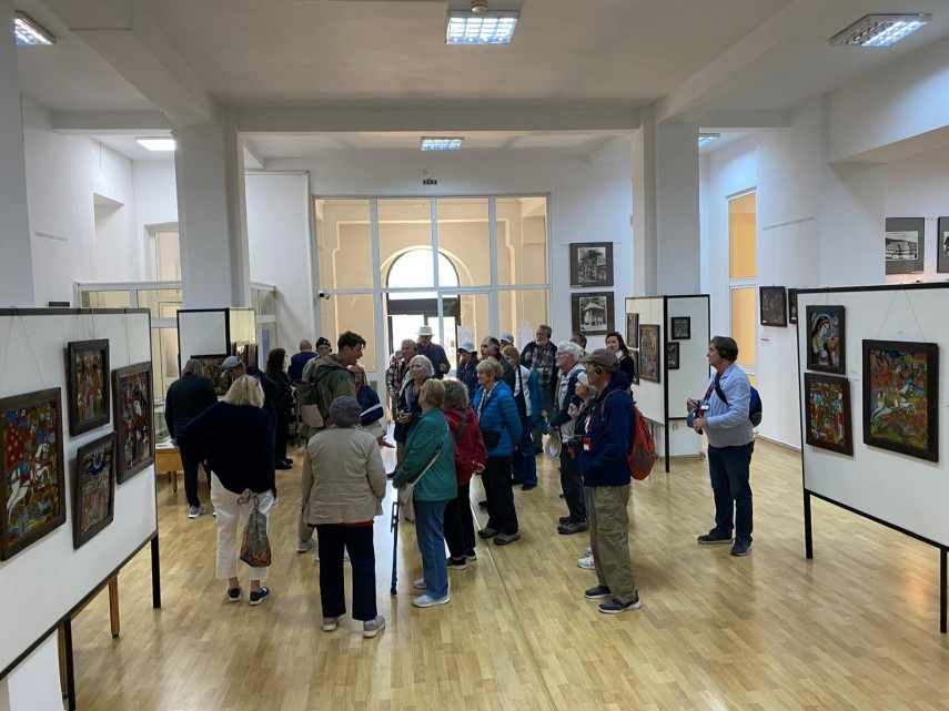 turisti americani fascinati de traditiile romanesti la muzeul de arta populara constanta foto 68223ecd98da0