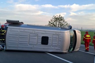 un microbuz transformat in rulota s a rasturnat pe dn2a doi ucraineni au fost implicati in accident 681af75975c78