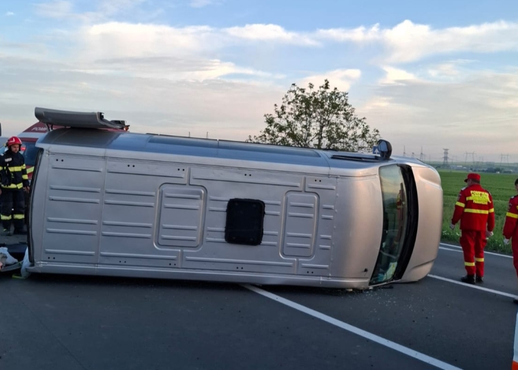 un microbuz transformat in rulota s a rasturnat pe dn2a doi ucraineni au fost implicati in accident 681af75975c78
