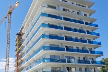 un nou aparthotel cu zece etaje si skybar la 35 km de rafinaria petromidia cine este investitorul 682d0d87b8a73