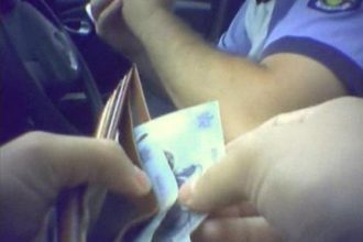 un sofer care a trecut pe rosu a incercat sa mituiasca politistii cu 500 de lei 6815ca0441724