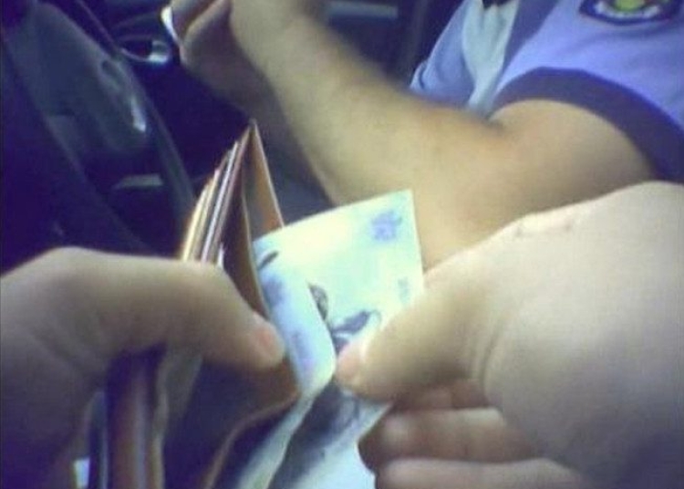 un sofer care a trecut pe rosu a incercat sa mituiasca politistii cu 500 de lei 6815ca0441724