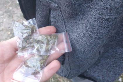 un tanar de 19 ani a fost prins cu droguri in borseta le a atras atentia politistilor prin comportamentul sau nefiresc 682471174dc60