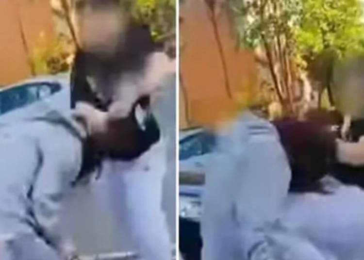 video adolescenta batuta si umilita in plina strada de fata cu unii martori care filmau si se amuzau 68148ec24cb30
