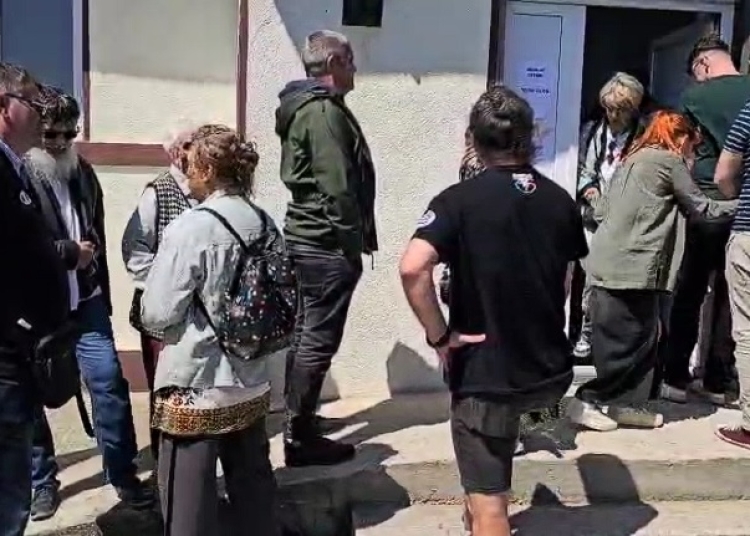 video alte 500 de buletine de vot redistribuite la sectia din vama veche alegatorii stau la coada 68177dd5b3681