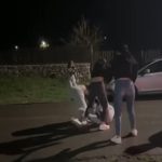 video bataie cu pumni si picioare intre mai multe fete in plina strada la ion corvin o tanara a fost pusa la pamant si lovita din toate partile 682ba38490bdf