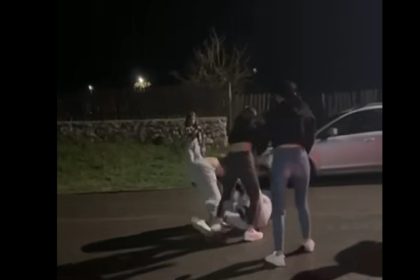video bataie cu pumni si picioare intre mai multe fete in plina strada la ion corvin o tanara a fost pusa la pamant si lovita din toate partile 682ba38490bdf