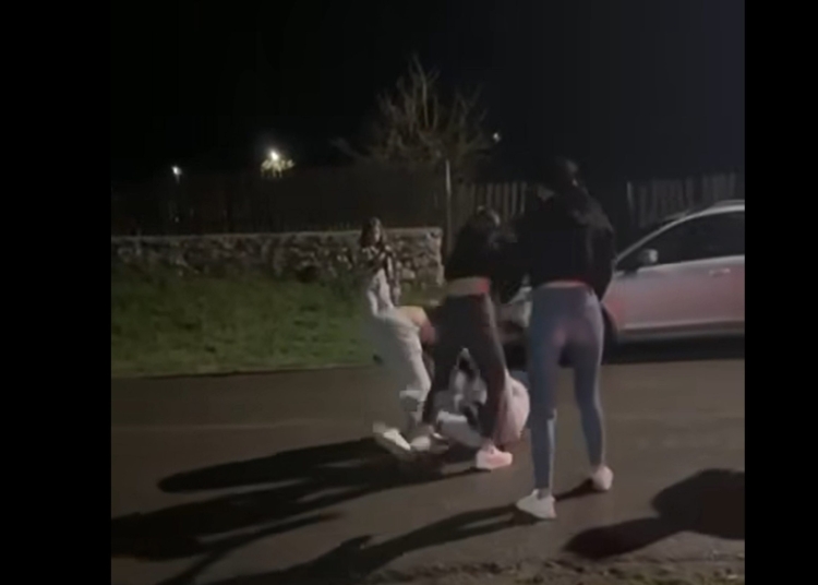 video bataie cu pumni si picioare intre mai multe fete in plina strada la ion corvin o tanara a fost pusa la pamant si lovita din toate partile 682ba38490bdf