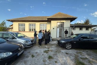 video galerie foto mai multi tineri asteptau la coada deschiderea noii sectii de votare din vama veche 68170c29abb77