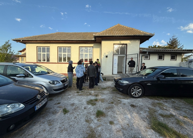 video galerie foto mai multi tineri asteptau la coada deschiderea noii sectii de votare din vama veche 68170c29abb77