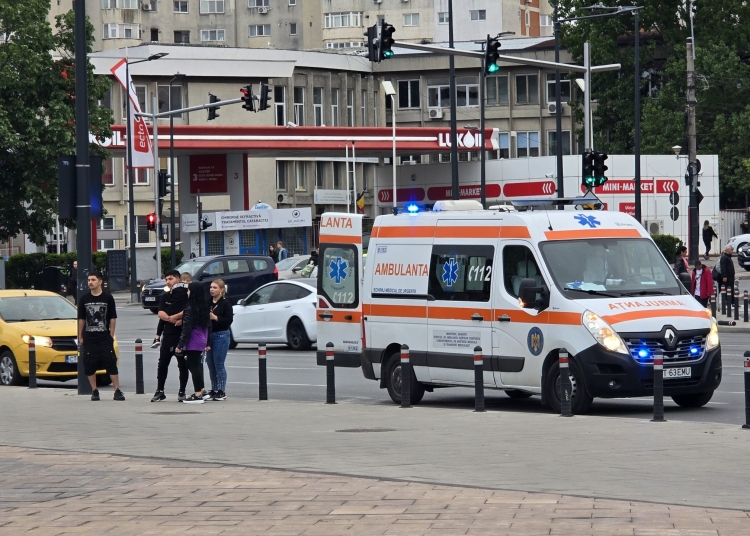 video interventie la city park mall un copil a fost luat cu ambulanta in urma unui concurs 681fd515607e7