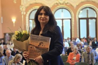 video lansarea volumului vilegiatura la malul marii si patrimoniul sau arhitectural istoria bailor de mare si a cazinourilor din constanta si mamaia chiar in sala bijuter 682ef3b071d83