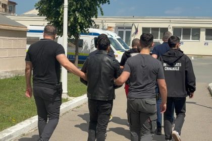 video trei barbati si o femeie retinuti in urma perchezitiilor de miercuri de la constanta intr un dosar de proxenetism 68385738acab5