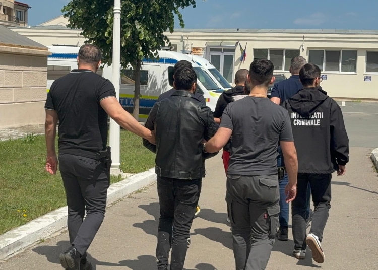 video trei barbati si o femeie retinuti in urma perchezitiilor de miercuri de la constanta intr un dosar de