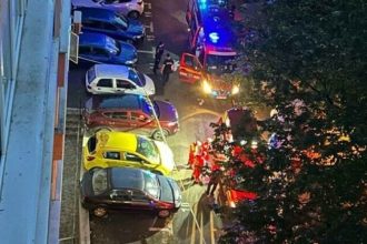 video un copil de 7 ani si mama lui au cazut de la etajul unui bloc din bucuresti 682cd2c8caf14