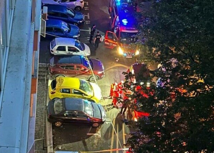video un copil de 7 ani si mama lui au cazut de la etajul unui bloc din bucuresti 682cd2c8caf14