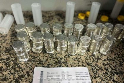 500 monede descoperite in bagajele a doi cetateni straini pe aeroportul otopeni 683c369c78b0c