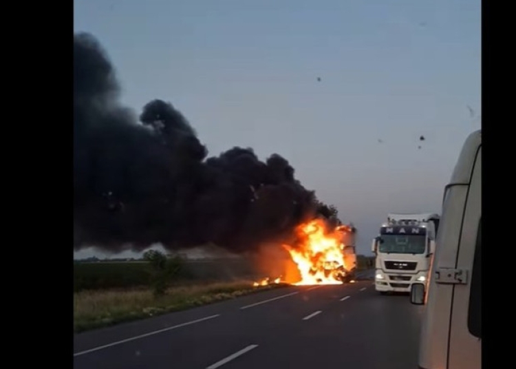accident grav pe dn2 un barbat a murit carbonizat dupa ce un tir si un autoturism s au ciocnit si apoi au luat foc 685916d0ea224