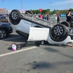 accident in parcarea vivo o masina rasturnata 684133f79b1ee