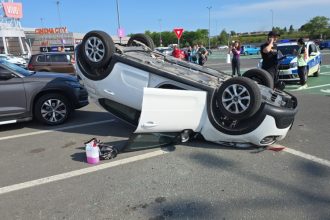 accident in parcarea vivo o masina rasturnata 684133f79b1ee