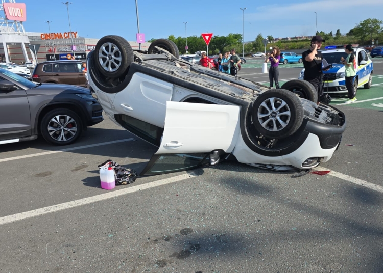 accident in parcarea vivo o masina rasturnata 684133f79b1ee