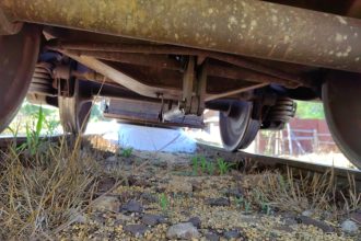 autoturism lovit de tren in tomis plus 683eea08a1006