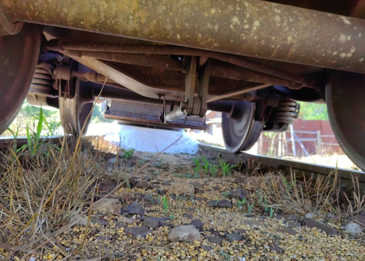 autoturism lovit de tren in tomis plus 683eea08a1006