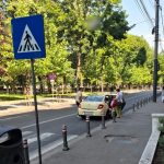 coada la trecerea de pietoni din cauza unui taximetrist care a pornit luminile de avarii pentru a mai discuta cu clientii in fata magazinului 685b29d39658d
