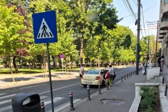 coada la trecerea de pietoni din cauza unui taximetrist care a pornit luminile de avarii pentru a mai discuta cu clientii in fata magazinului 685b29d39658d