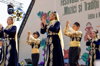dansuri tataresti din dobrogea pe scena festivalului international de folclor muzici si traditii la bucuresti 685d84164c0e1