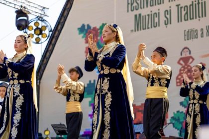 dansuri tataresti din dobrogea pe scena festivalului international de folclor muzici si traditii la bucuresti 685d84164c0e1