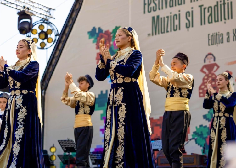 dansuri tataresti din dobrogea pe scena festivalului international de folclor muzici si traditii la bucuresti 685d84164c0e1