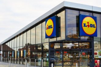 doua femei prinse la iesirea din lidl ca le a crescut talia in timp ce erau la cumparaturi 685352703da9b