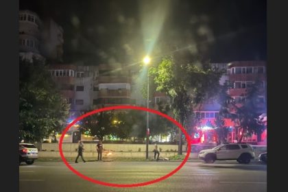 foto cu carbunii aprinsi prin constanta un barbat a starnit panica plimbandu se cu un carucior in flacari 685095aaec96d