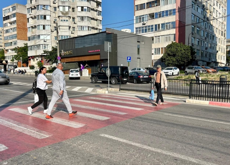 foto la trecerea de pietoni de pe strada soveja in zona pietei tomis iii va fi montat un sistem de semaforizare inteligent 68402c8538a28