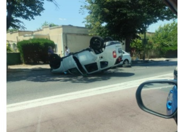 foto masina rasturnata in urma unui accident rutier la eforie sud 685a9f6306715