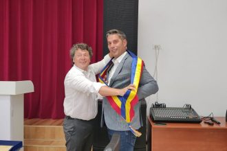 foto mihai feodorof primarul de la limanu a depus simbolic inca o data juramantul in fata comunitatii 6841c2c7e8cae