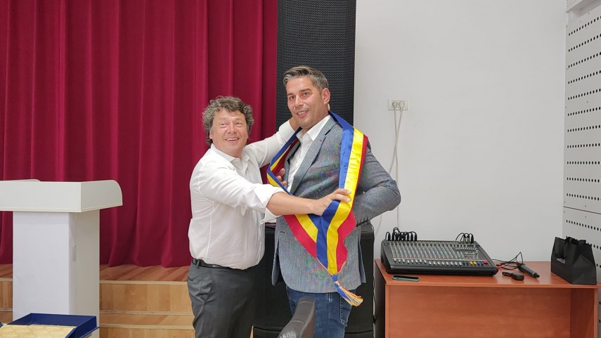 foto mihai feodorof primarul de la limanu a depus simbolic inca o data juramantul in fata comunitatii 6841c2c7e8cae